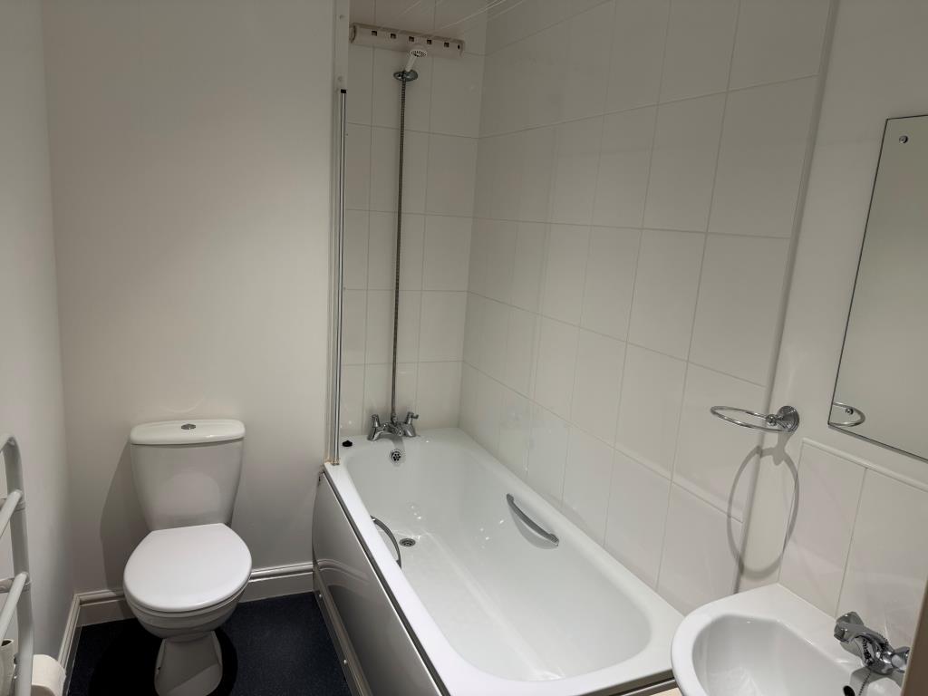 Lot: 128 - TWO-BEDROOM FLAT WITH PARKING FOR INVESTMENT OR OCCUPATION - The Main Bathroom